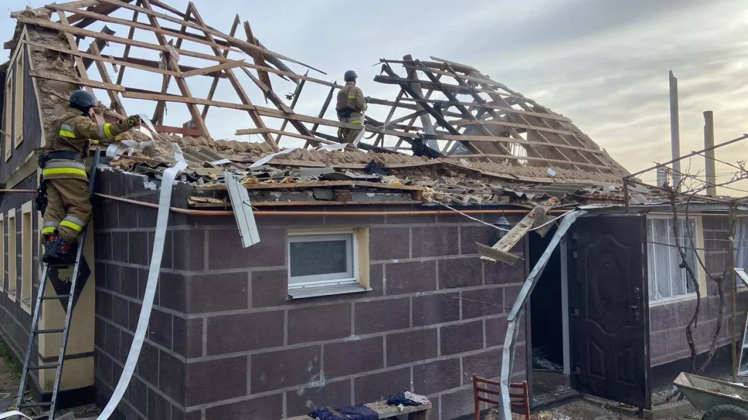 Наслідки обстрілу Миколаївщини 24 квітня. Фото: Миколаївська ОВА