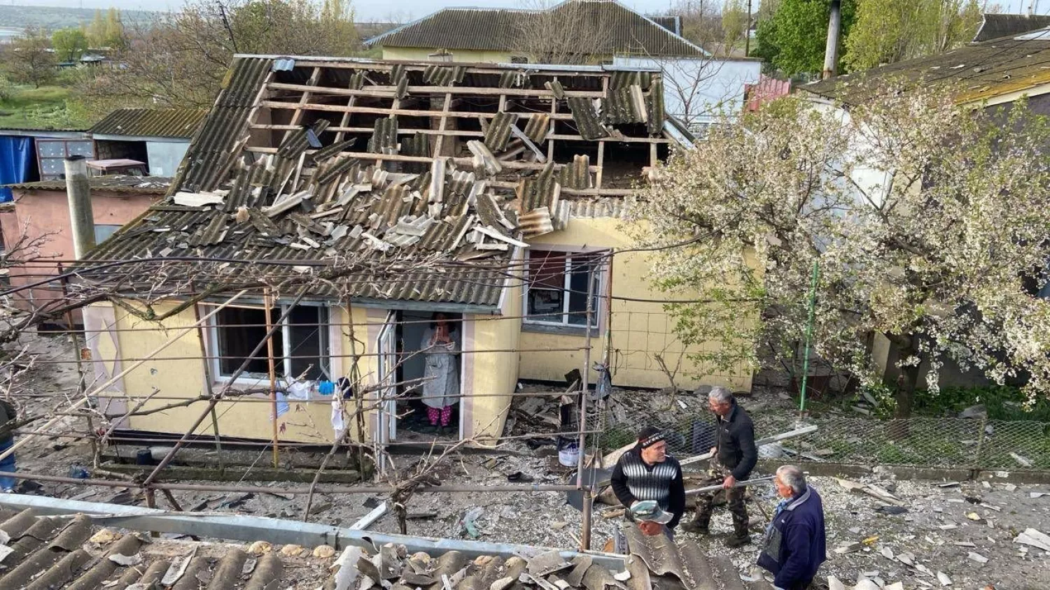 Наслідки обстрілу Миколаївщини 24 квітня. Фото: Миколаївська ОВА