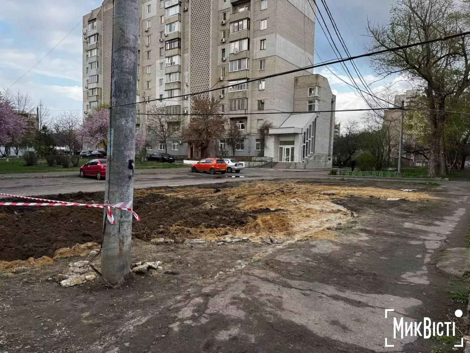 Земельні роботи, які проводились у сквері для ліквідації аварії на комунікаціях водоканалу. Фото: МикВісті