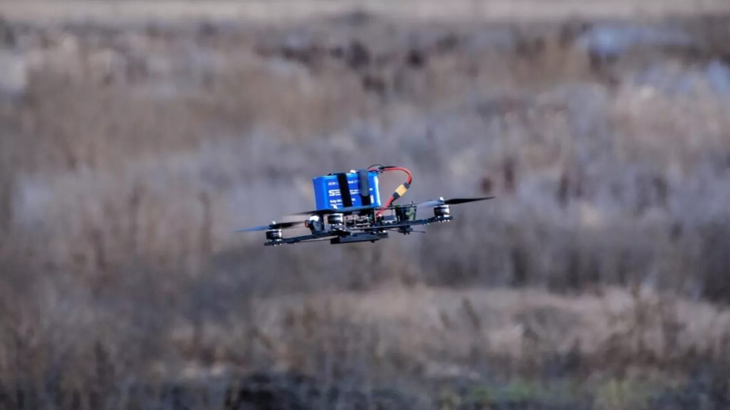 У передмісті Херсона російський дрон атакував мопед, загинули двоє людей. Фото: armyinform.com.ua