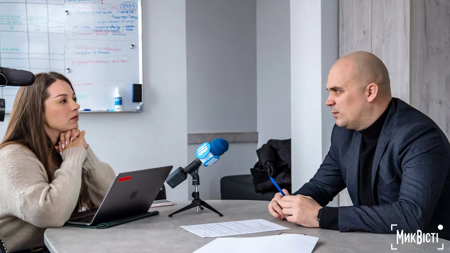 Перший заступник директора Департаменту ЖКГ Ігор Набатов під час спілкування з журналісткою. Архівне фото «МикВісті»