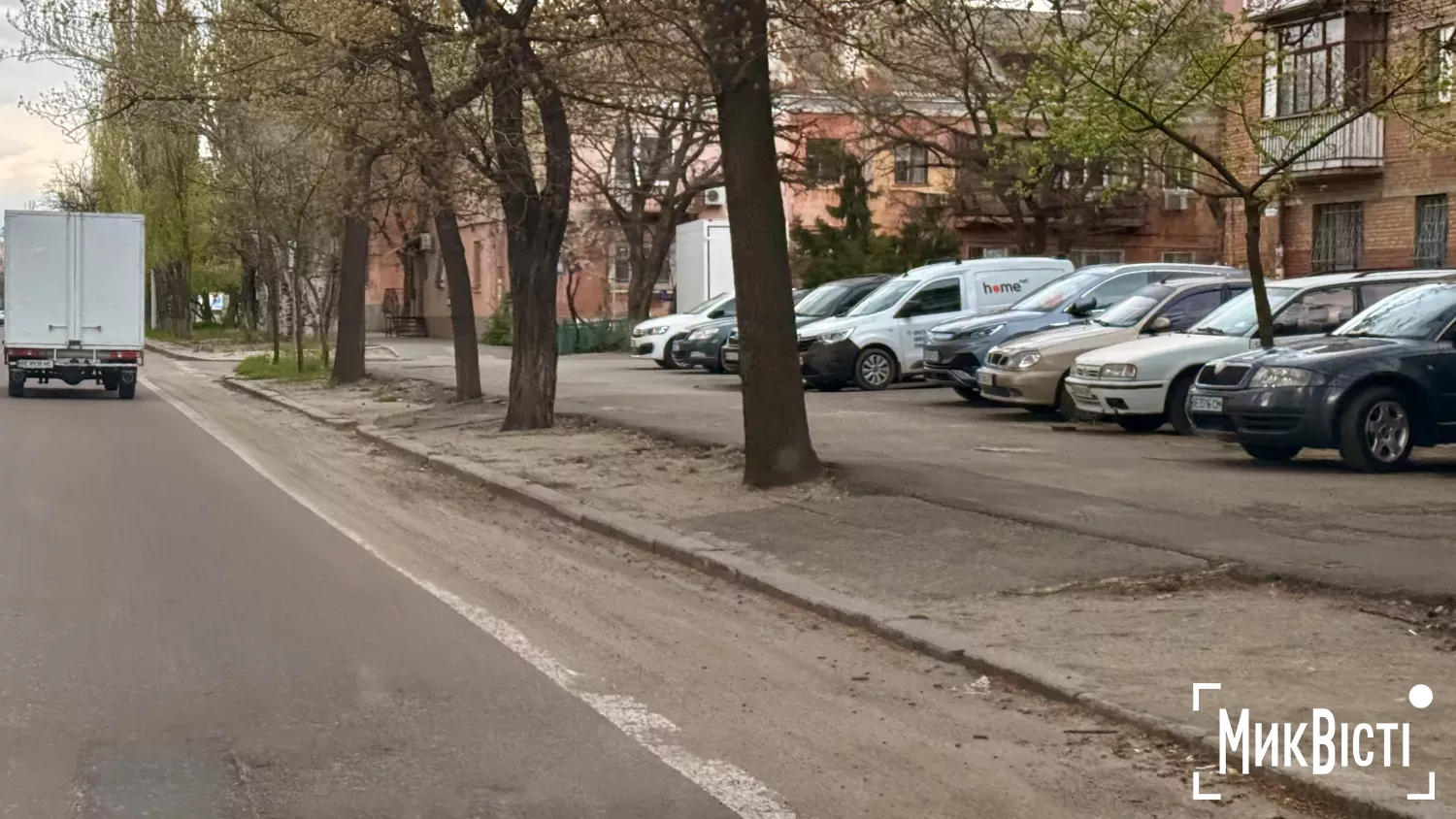 Виглядає узбіччя дороги по вулиці Генерала Олекси Алмазова (Генерала Карпенка) на 20 квітня. Фото: НикВести