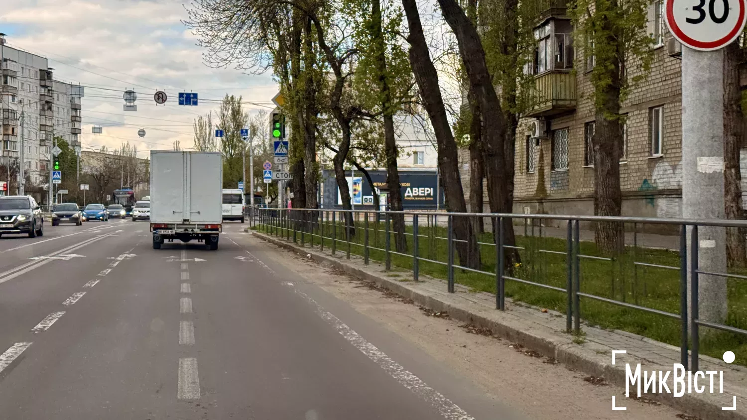 Виглядає узбіччя дороги по вулиці Генерала Олекси Алмазова (Генерала Карпенка) на 20 квітня. Фото: НикВести