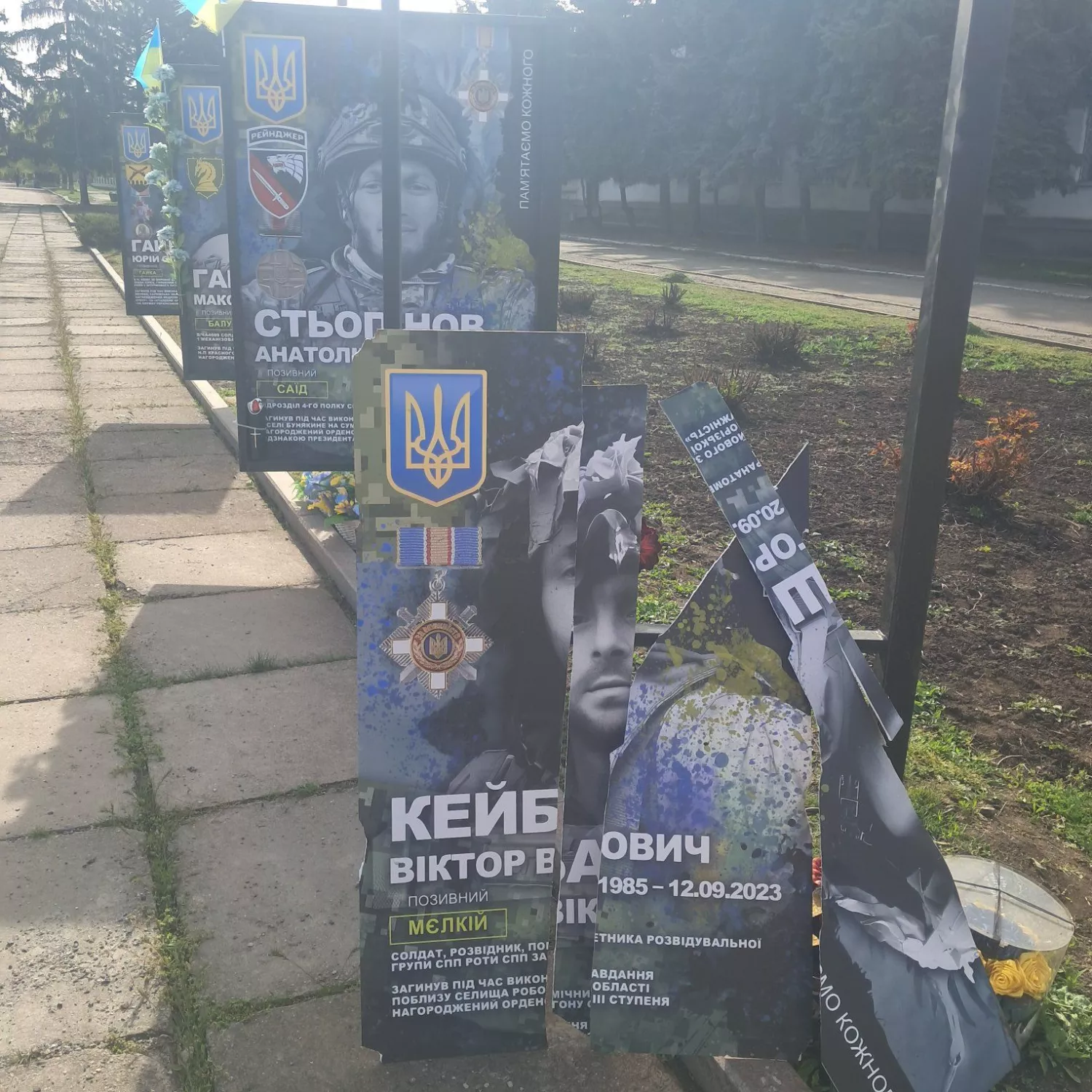 У Новому Бузі пошкоджені фото на Алеї Нескорених. Фото: Новобузька міська рада