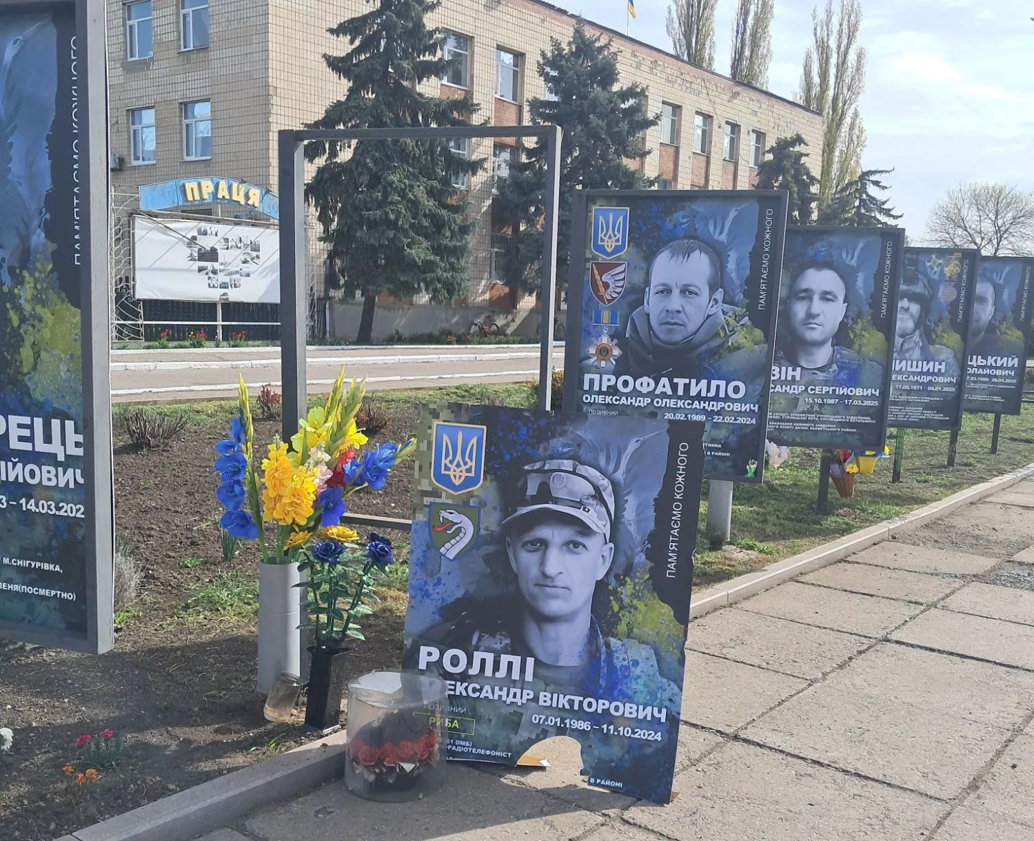 У Новому Бузі пошкоджені фото на Алеї Нескорених. Фото: Новобузька міська рада