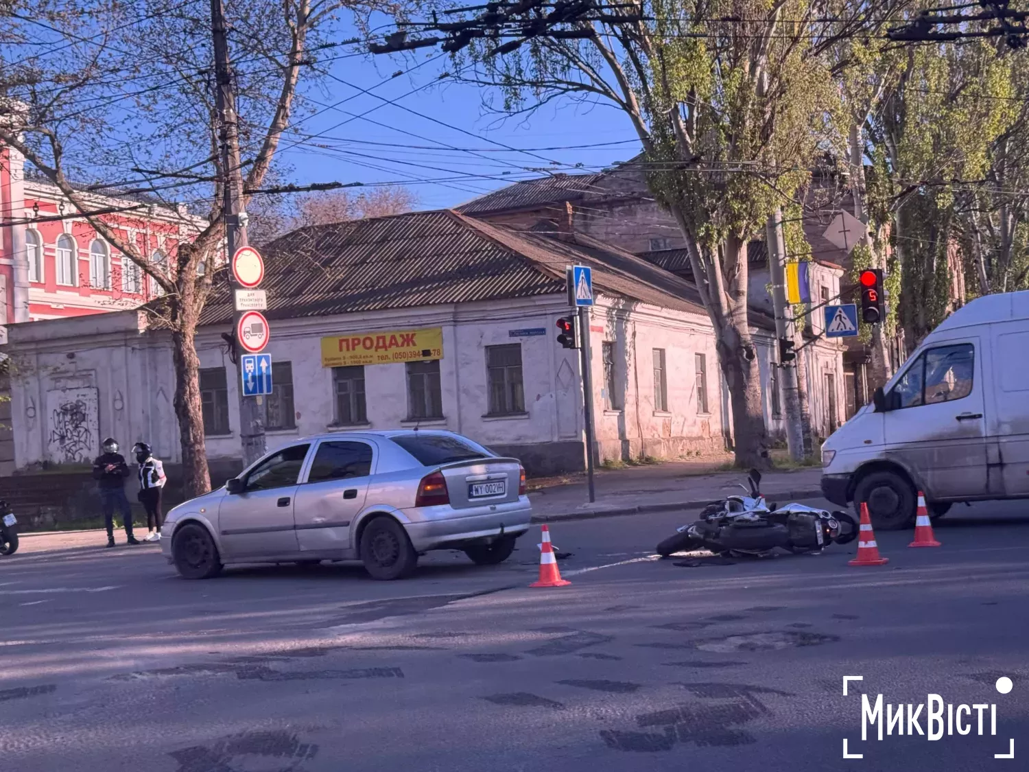 У центрі Миколаєва зіткнулися мотоцикл та Opel. Фото: НикВести