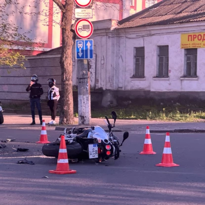 У центрі Миколаєва зіткнулися мотоцикл та Opel. Фото: НикВести