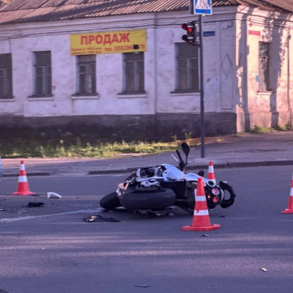 У центрі Миколаєва зіткнулися мотоцикл та Opel. Фото: НикВести