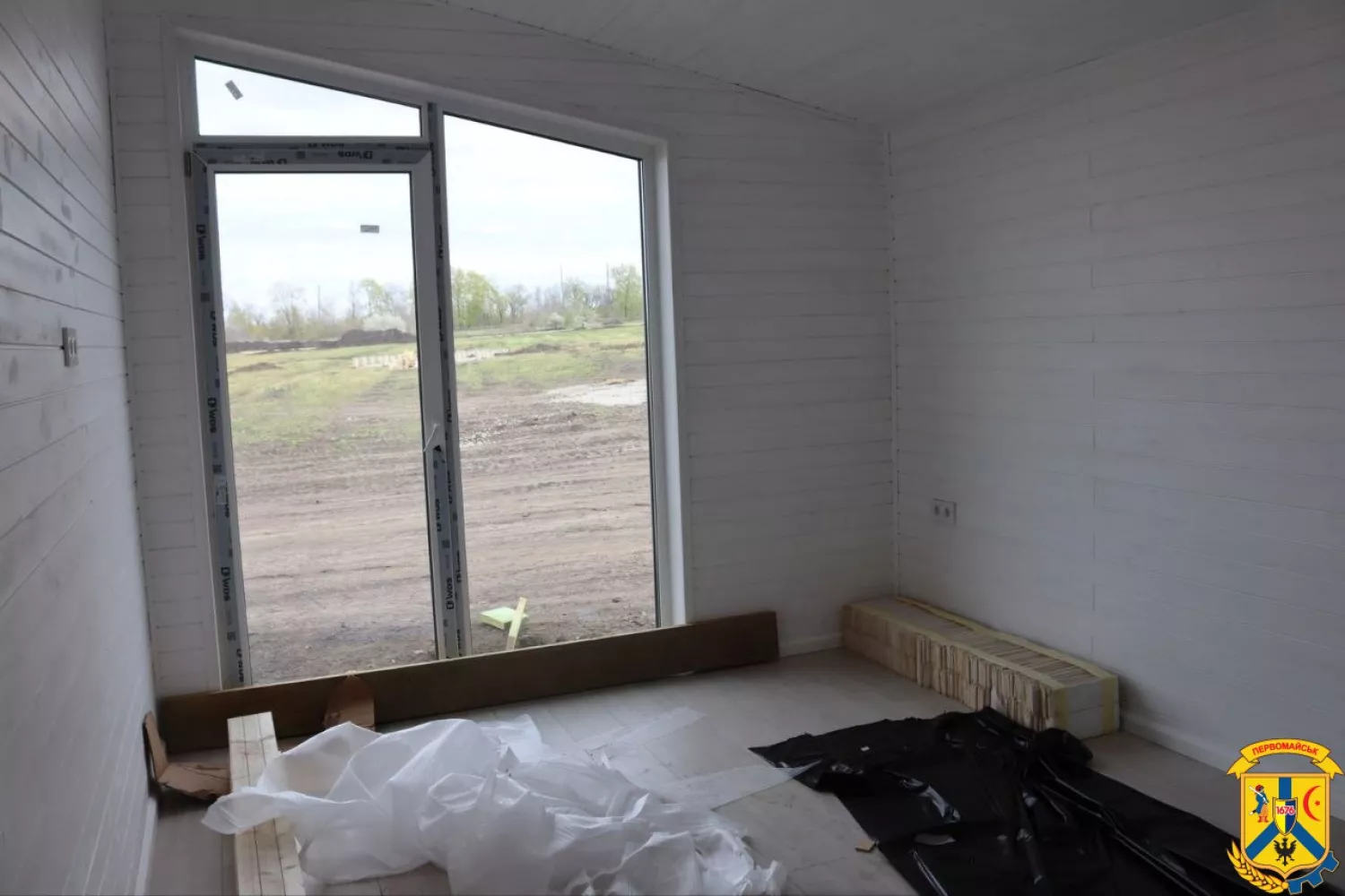 У Первомайську встановили перші модульні будинки для переселенців. Фото: Первомайська міська рада