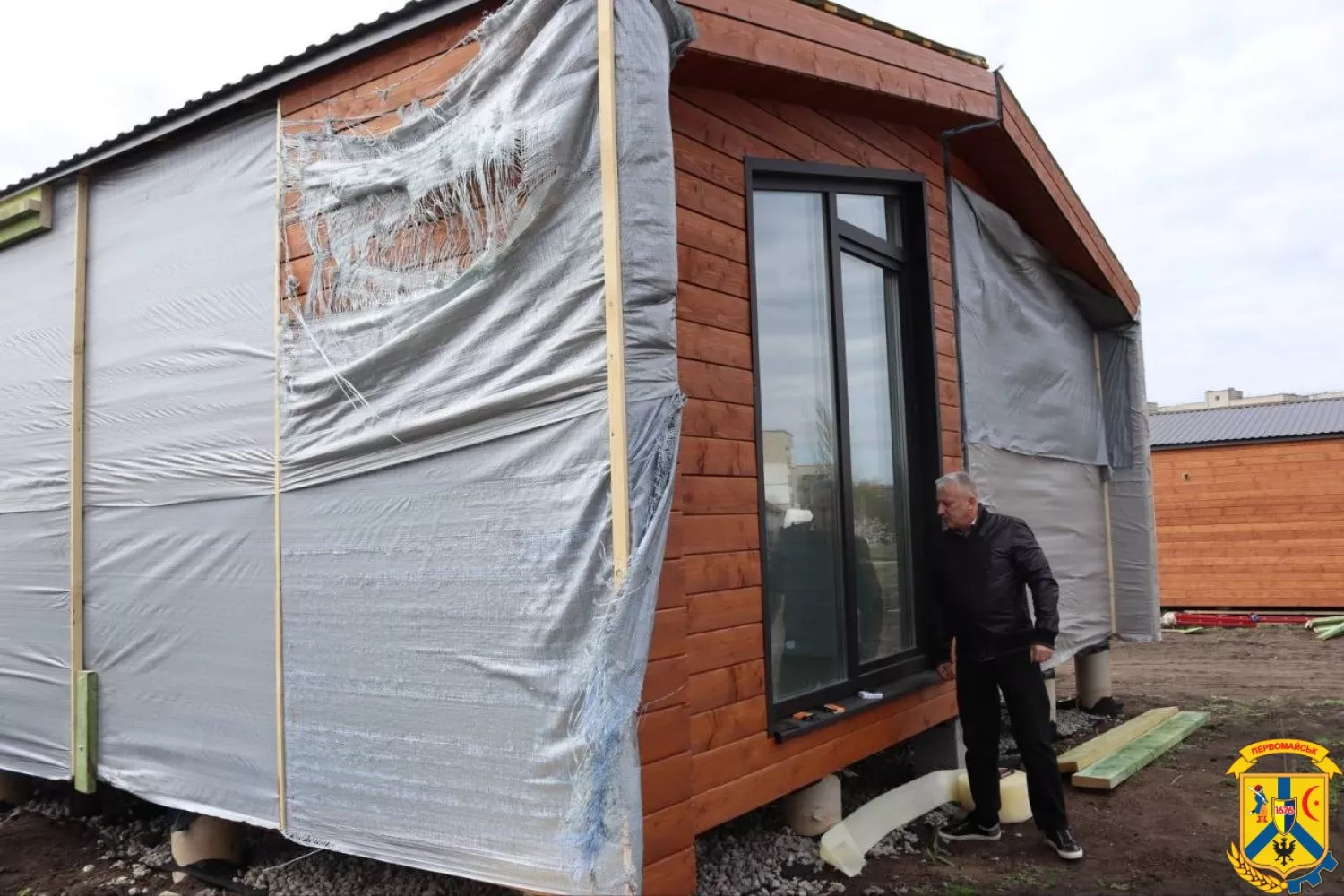 У Первомайську встановили перші модульні будинки для переселенців. Фото: Первомайська міська рада