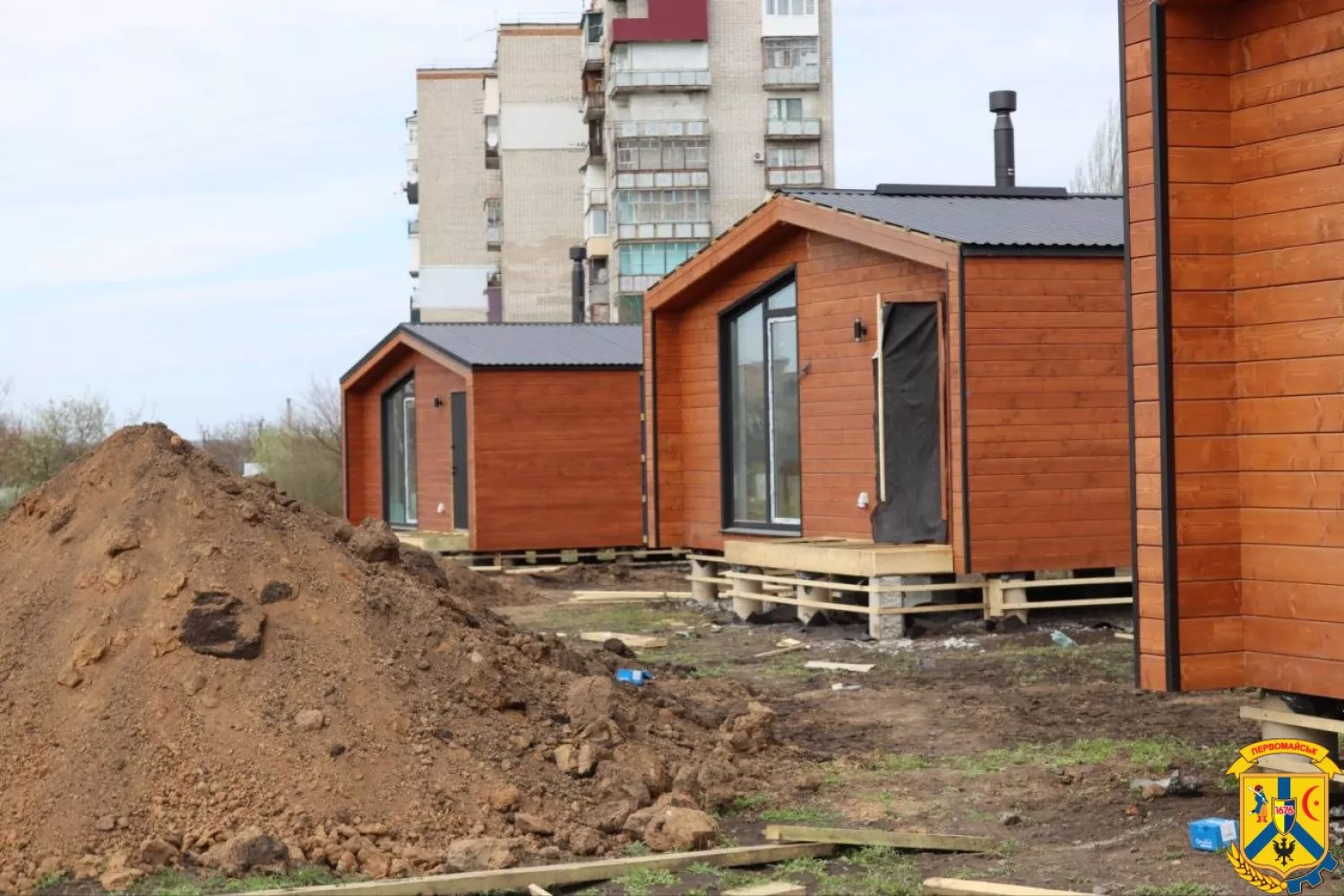 У Первомайську встановили перші модульні будинки для переселенців. Фото: Первомайська міська рада