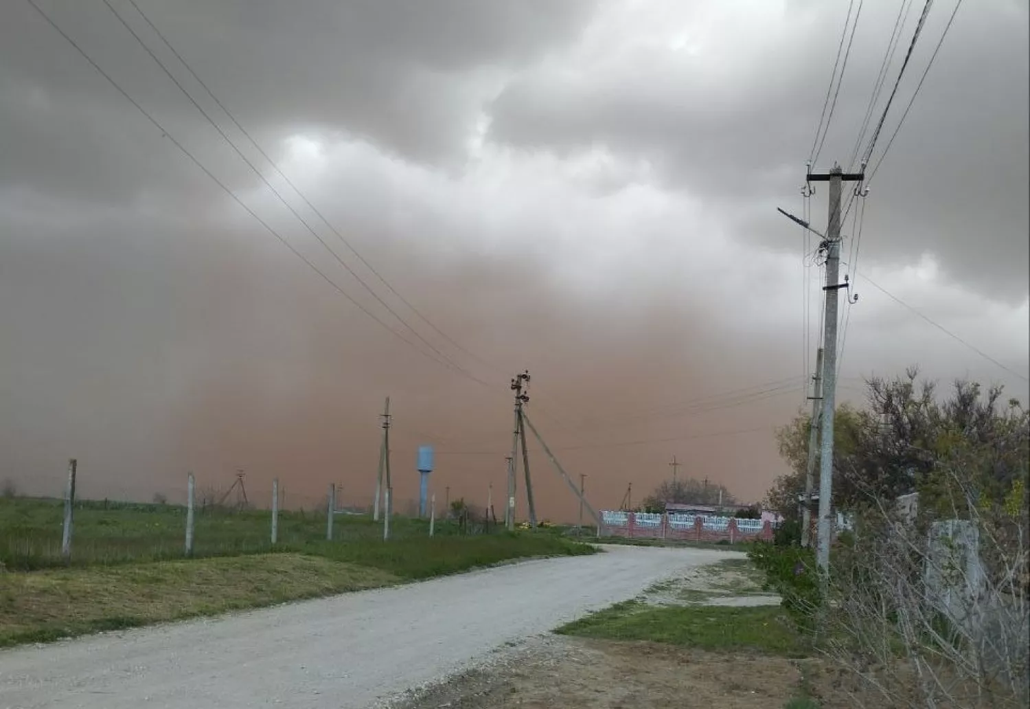 Вітер розносить шлам, який зберігається у шламосховищах Миколаївського глиноземного заводу. Фото надіслали в редакцію читачі НикВести