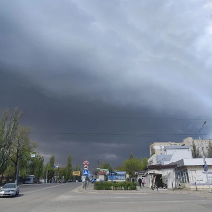 Миколаїв накрив шквальний вітер — у місті падають дерева, обриває дроти та пошкоджує дахи. Фото: Анна Мініна