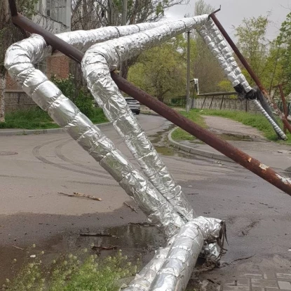 У дворах житлових будинків дерева пошкодили припарковані автівки та тепломережі Фото: Дмитро Скороходов