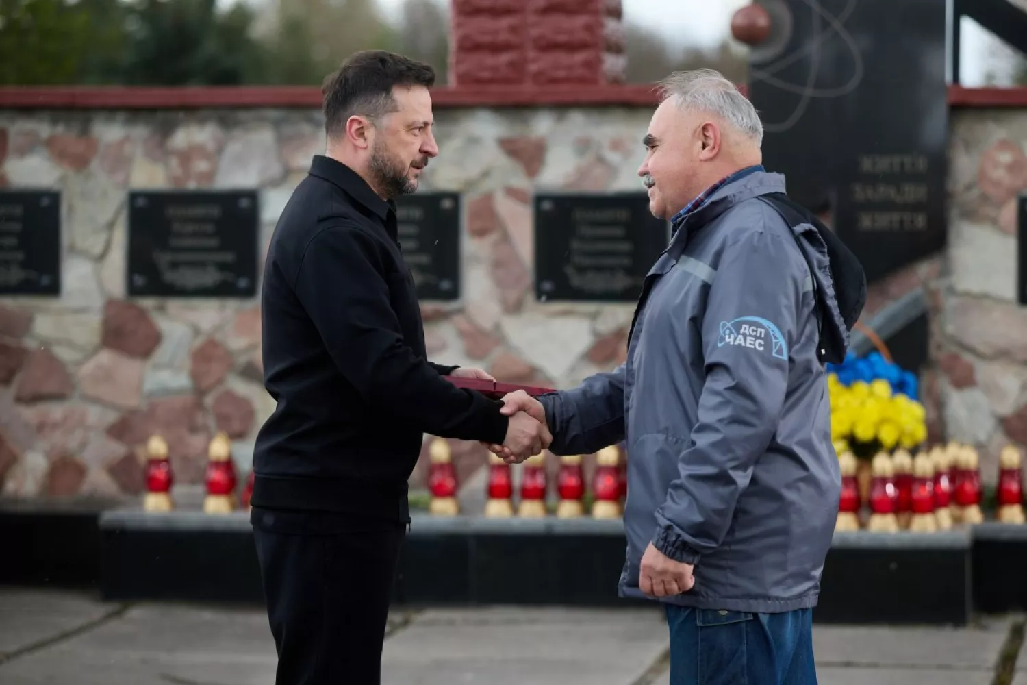 Володимир Зеленський відзначив нагородами ліквідаторів аварії на ЧАЕС, рятувальників та працівників станції. Фото: Офіс президента України