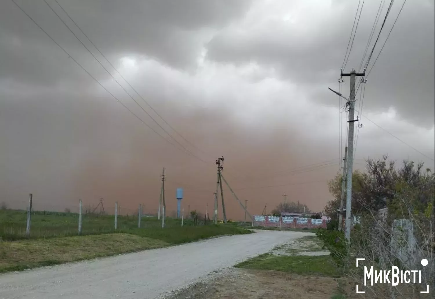 Вітер розносить шлам, який зберігається у шламосховищах Миколаївського глиноземного заводу. Фото надіслали в редакцію читачі НикВести