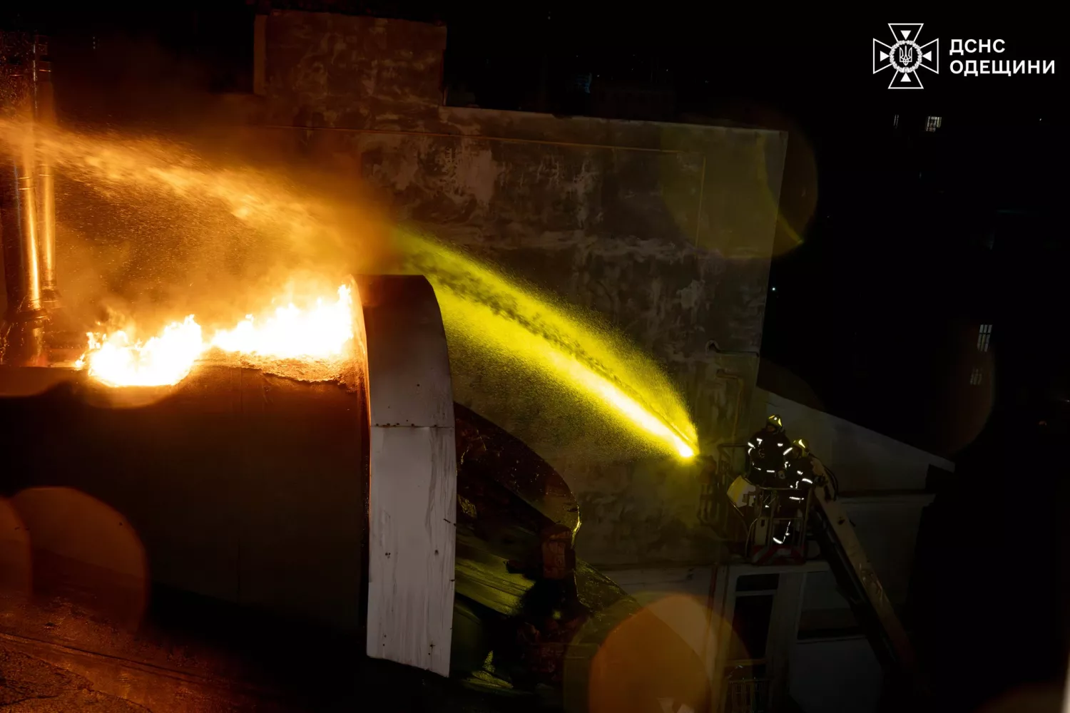 Наслідки обстрілу Одеси 27 квітня. Фото: ДСНС