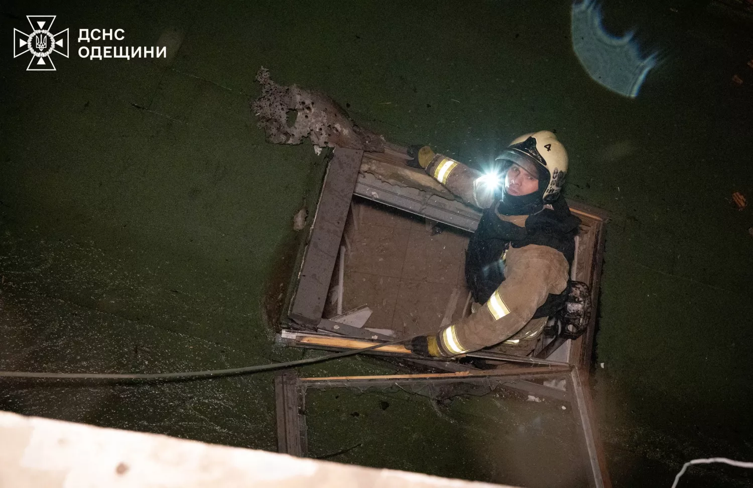 Наслідки обстрілу Одеси 27 квітня. Фото: ДСНС