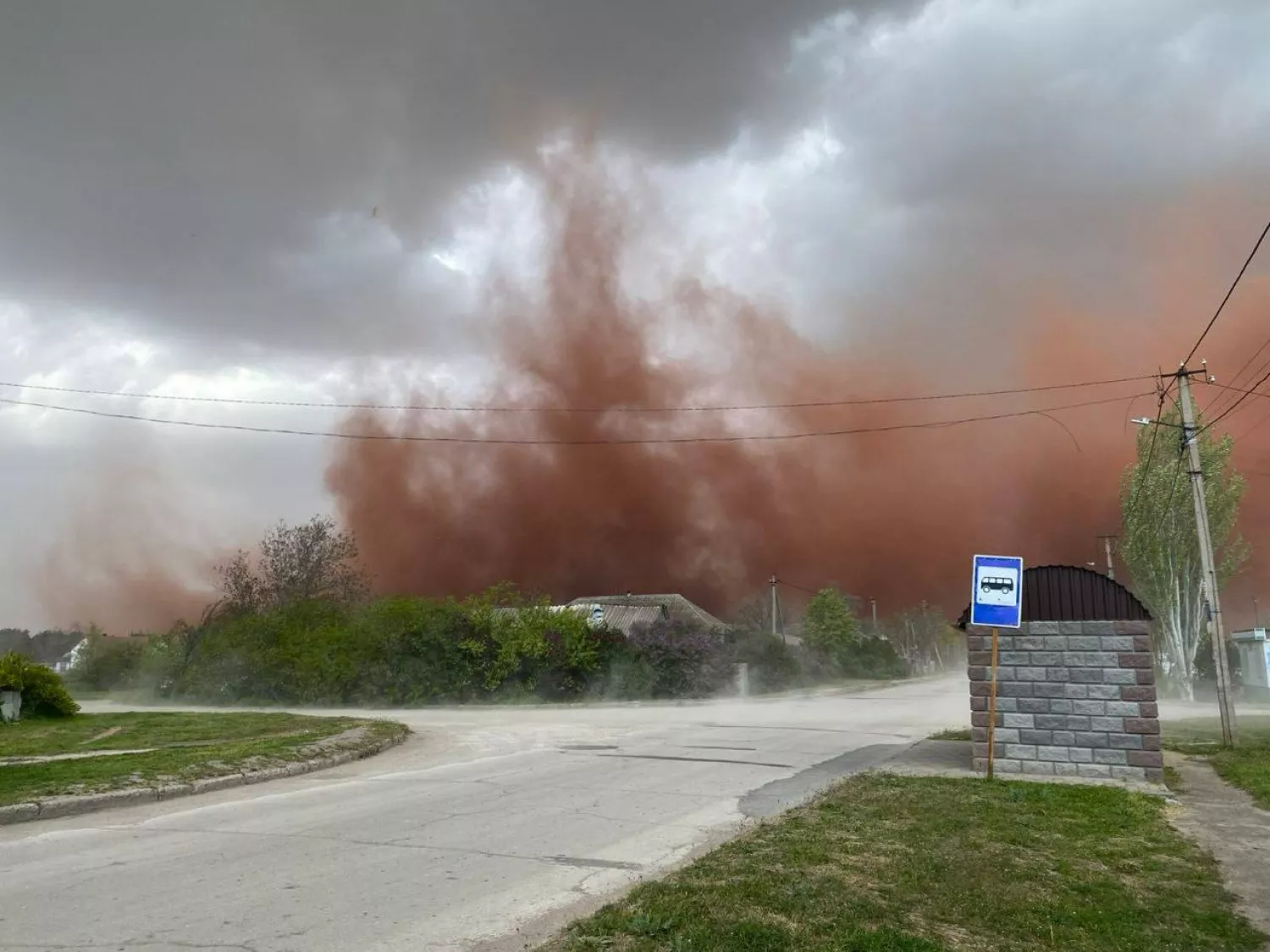 Вулиці села Лимани під Миколаєвом, оповиті пилінням зі шламових полів МГЗ. Фото з соцмереж