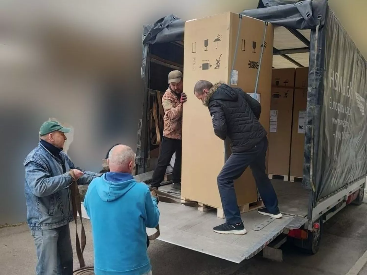 Лікарні Херсонщини отримали нове обладнання для зберігання крові. Фото: Херсонська ОВА