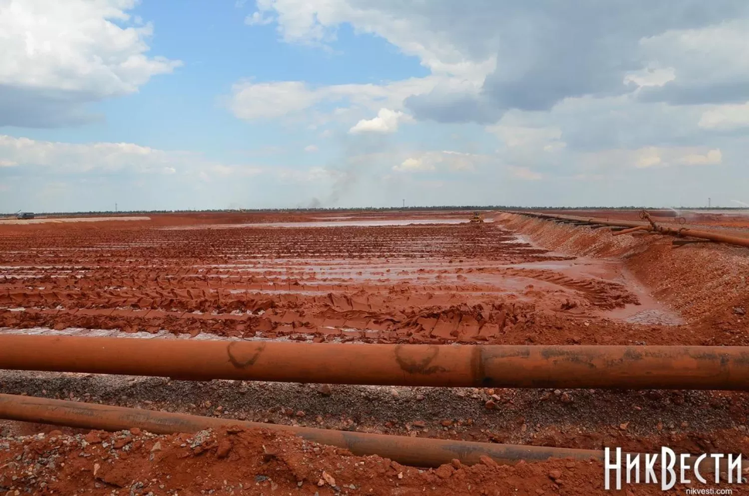 Шламові полі необхідно постійно зволожувати та відкачувати підшламові води, щоб уникнути екологічної катастрофи, архівне фото МикВісті