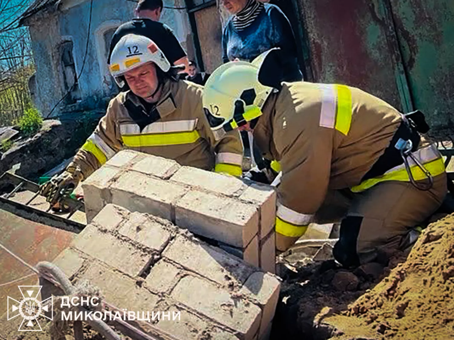 Чоловіка затисло бетонною плитою під час робіт у Вознесенську. Фото: ДСНС