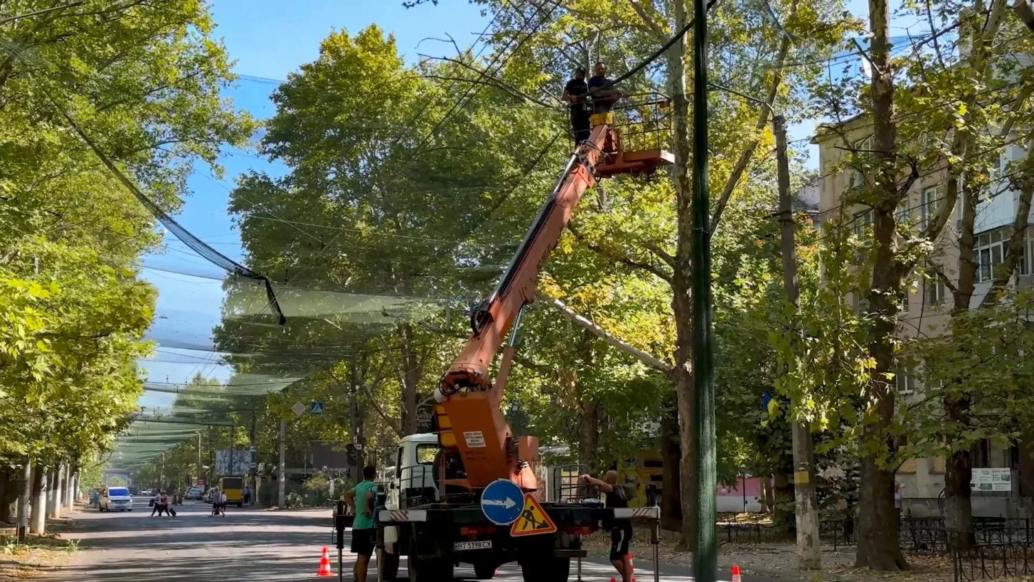 На Херсонщині встановили 178 кілометрів антидронових сіток. Фото: Мост