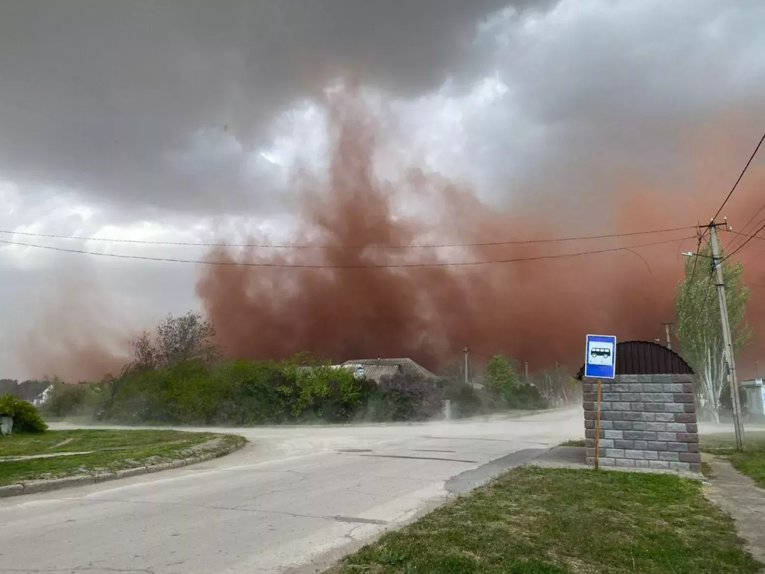 Вулиці села Лимани під Миколаєвом, оповиті пилінням зі шламових полів МГЗ. Фото з соцмереж