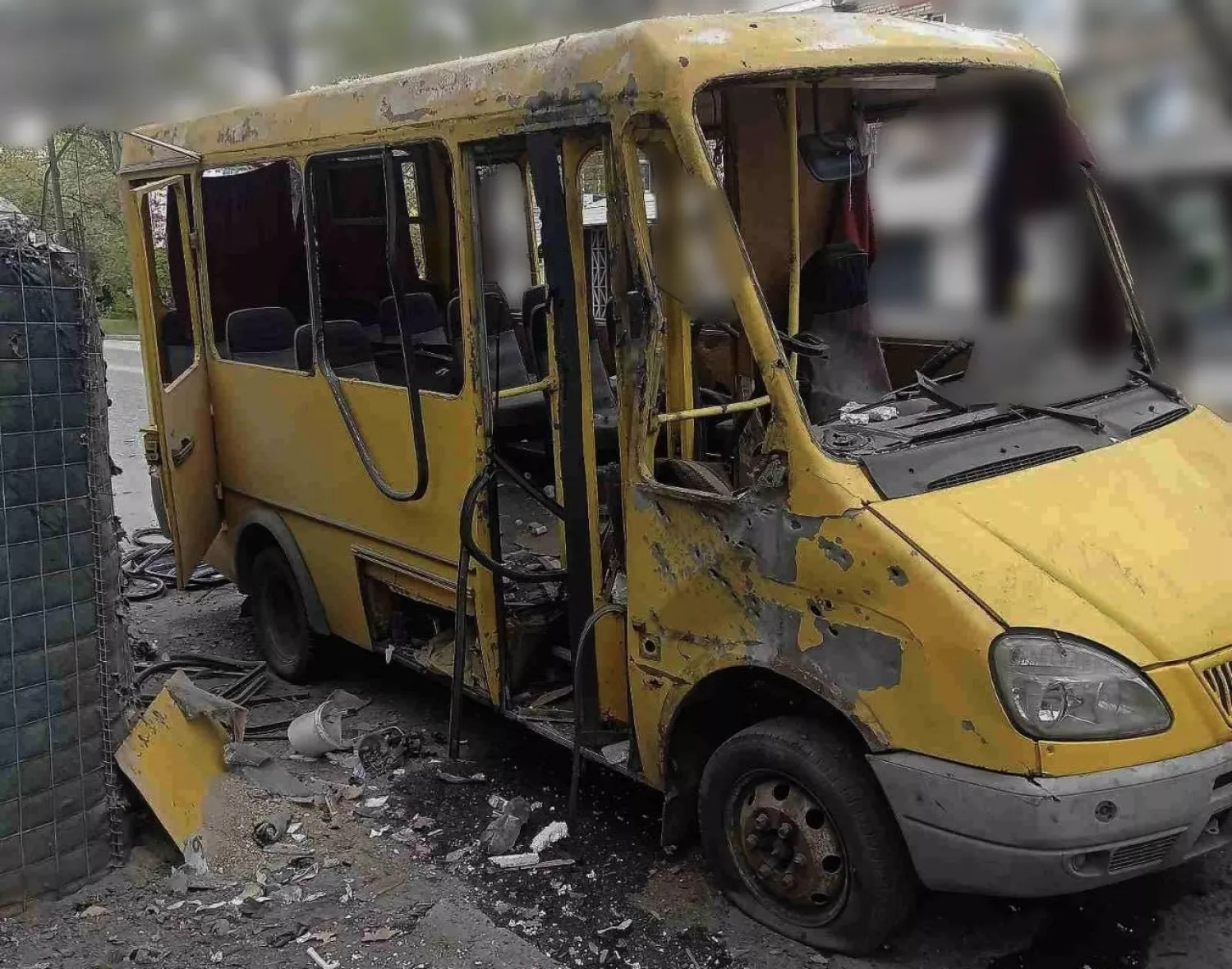 Росіяни 29 квітня атакували маршрутку в Херсоні. Фото: Херсонська МВА