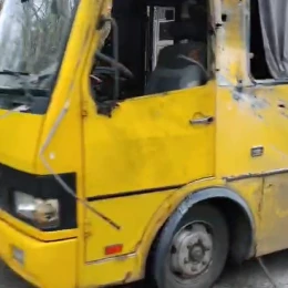 У Херсоні 3 квітня дрон РФ влучив у маршрутку. Фото: Нацполіція