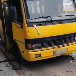 У Херсоні 3 квітня дрон РФ влучив у маршрутку. Фото: Нацполіція