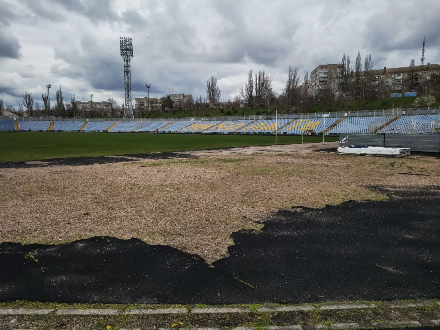 Бігові доріжки потрібно капітально ремонтувати. Фото «МикВісті»