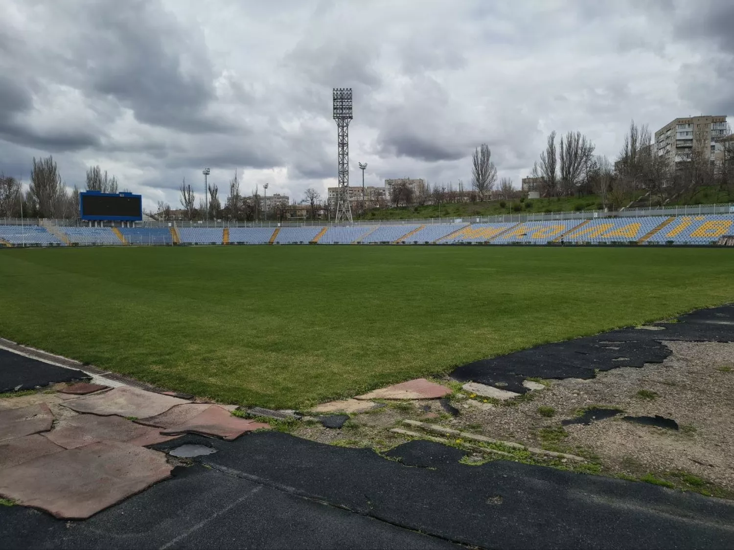 Бігові доріжки потрібно капітально ремонтувати. Фото «МикВісті»