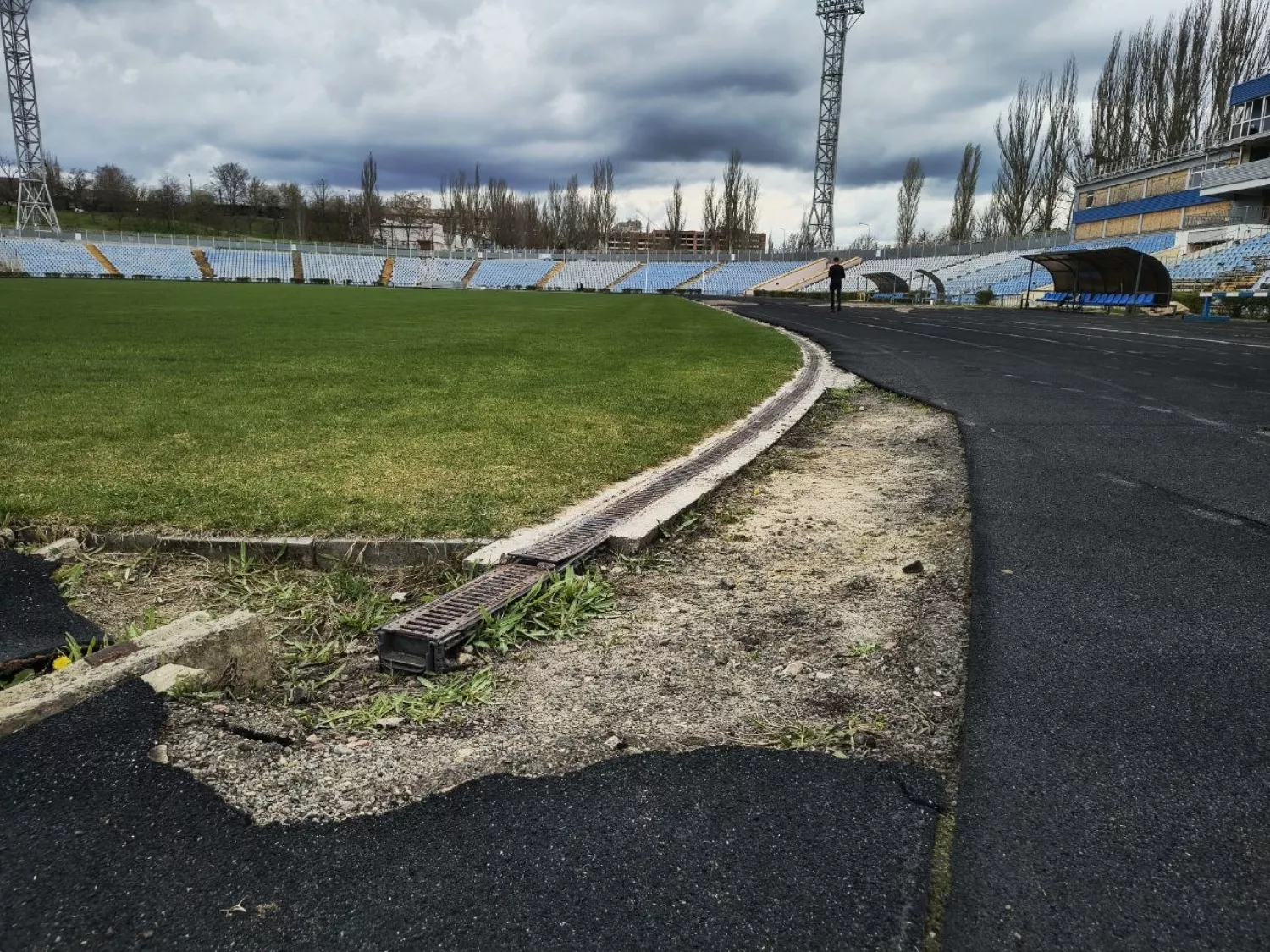 Бігові доріжки потрібно капітально ремонтувати. Фото «МикВісті»