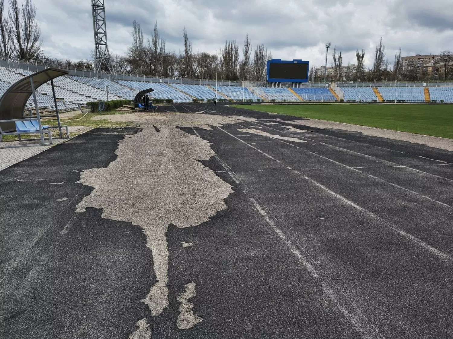 Бігові доріжки потрібно капітально ремонтувати. Фото «МикВісті»