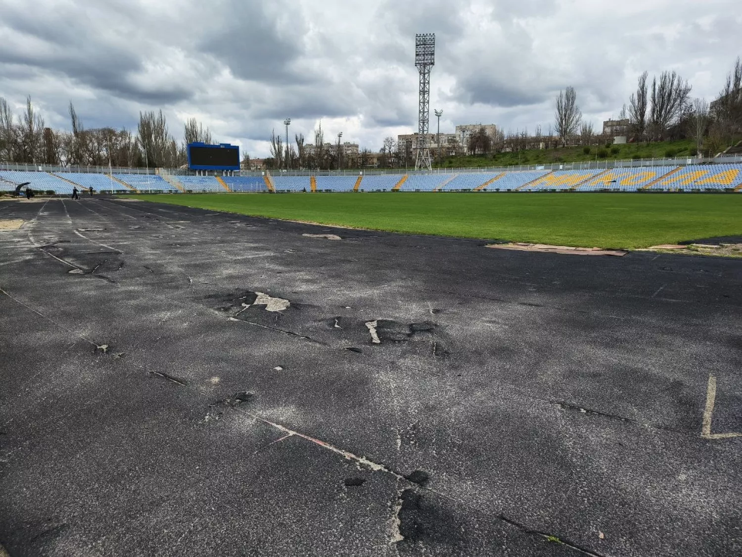 Бігові доріжки потрібно капітально ремонтувати. Фото «МикВісті»