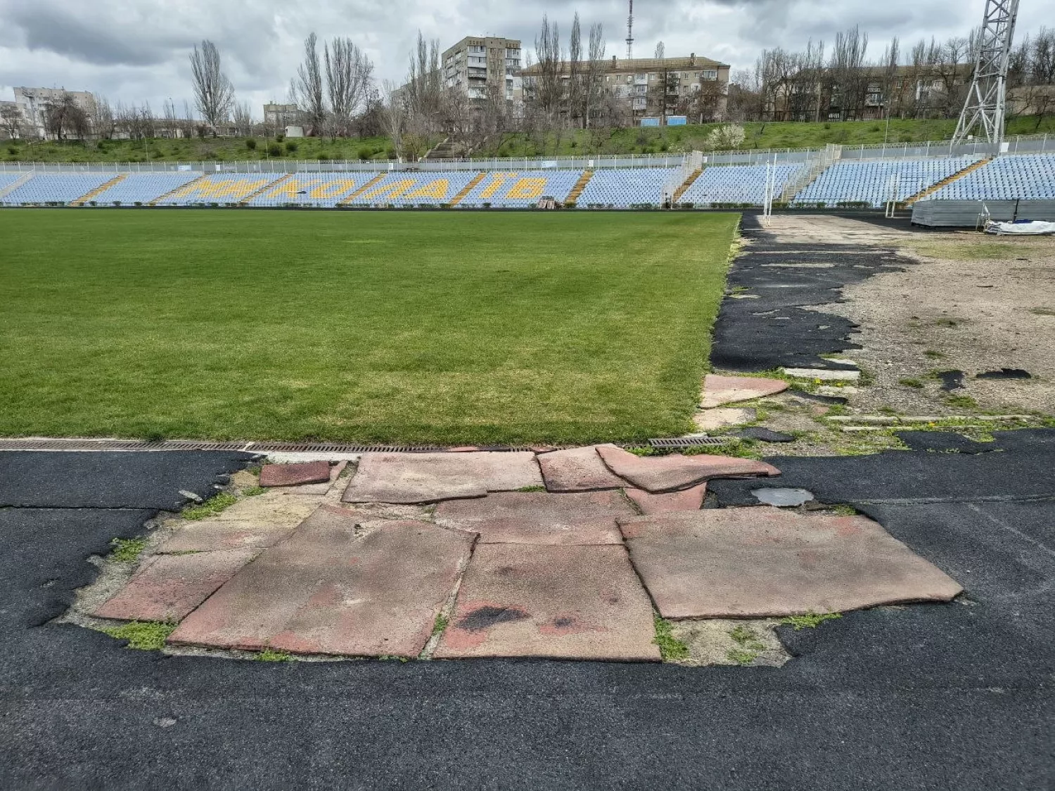 Бігові доріжки потрібно капітально ремонтувати. Фото «МикВісті»