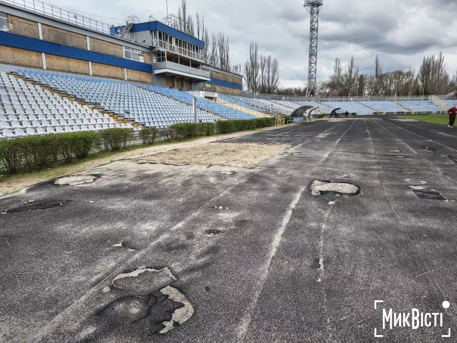 Бігові доріжки на Центральному стадіоні сильно пошкоджені. Фото «МикВісті»
