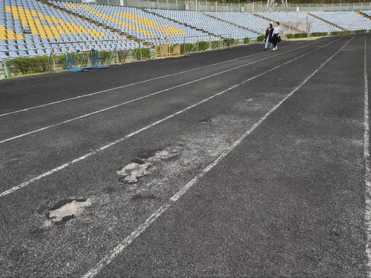 Бігові доріжки потрібно капітально ремонтувати. Фото «МикВісті»