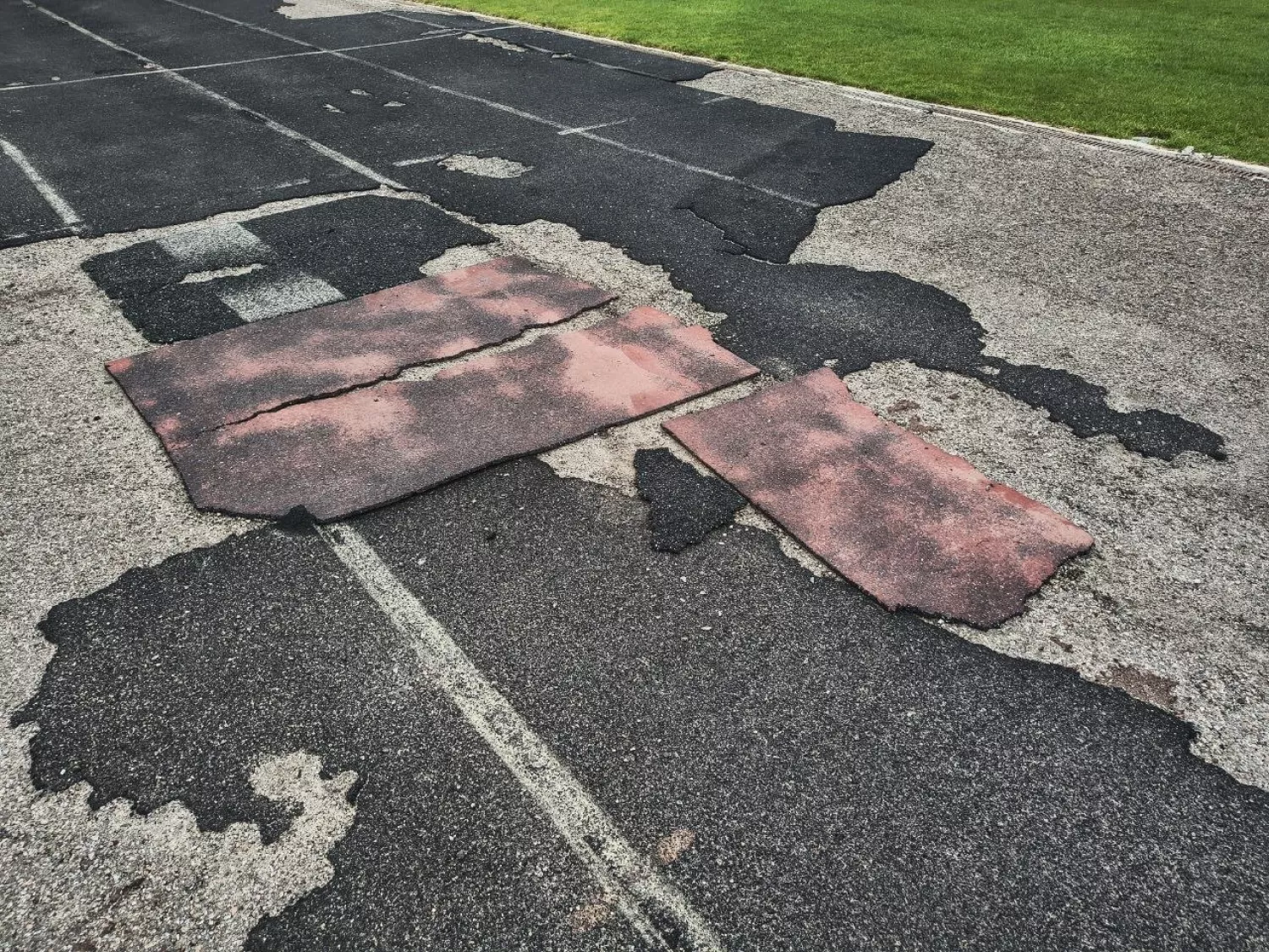 Бігові доріжки потрібно капітально ремонтувати. Фото «МикВісті»