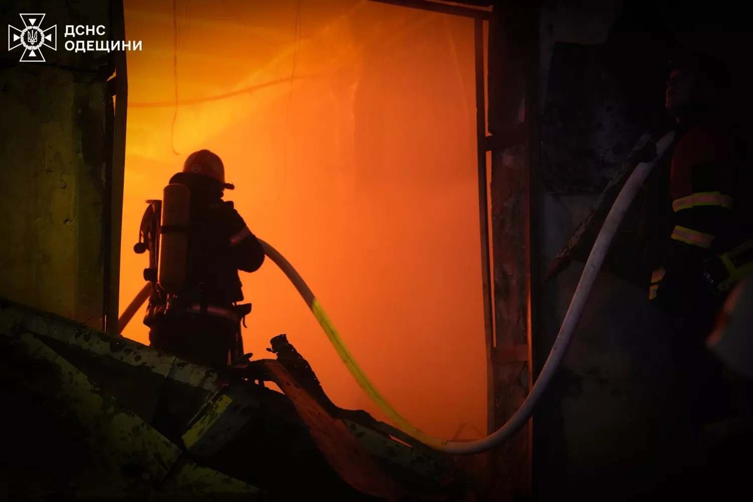 Наслідки обстрілу Одеси 30 квітня. Фото: ДСНС