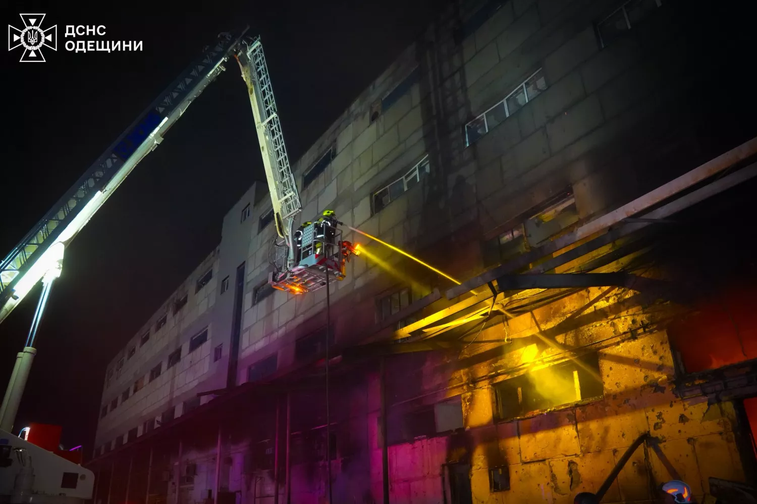 Наслідки обстрілу Одеси 30 квітня. Фото: ДСНС