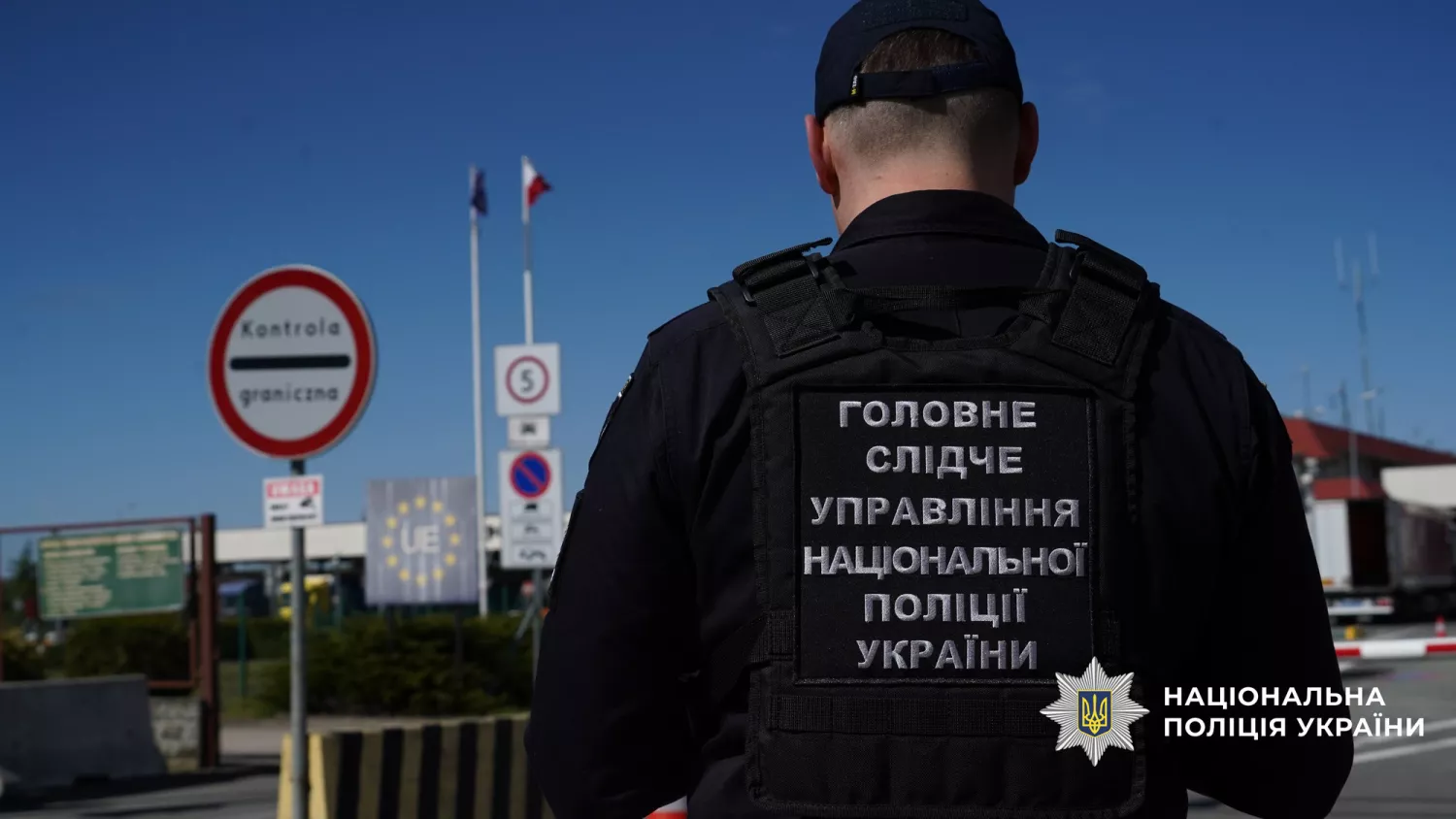 Передача організатора фейкового продажу авто, фото Національної поліції