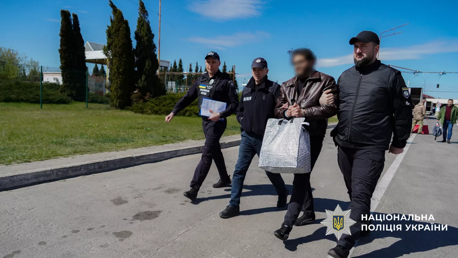 Передача організатора фейкового продажу авто, фото Національної поліції