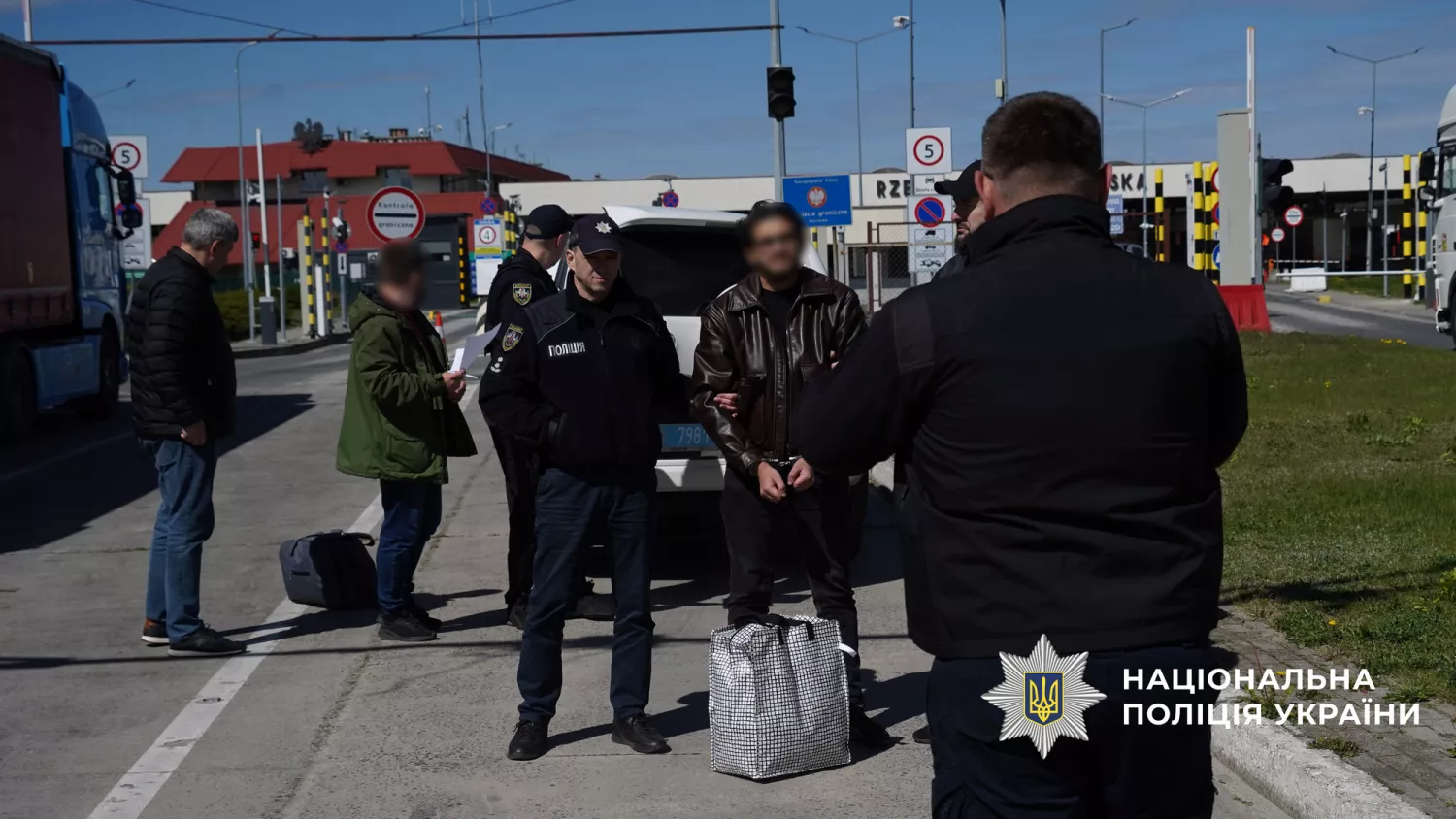 Передача організатора фейкового продажу авто, фото Національної поліції