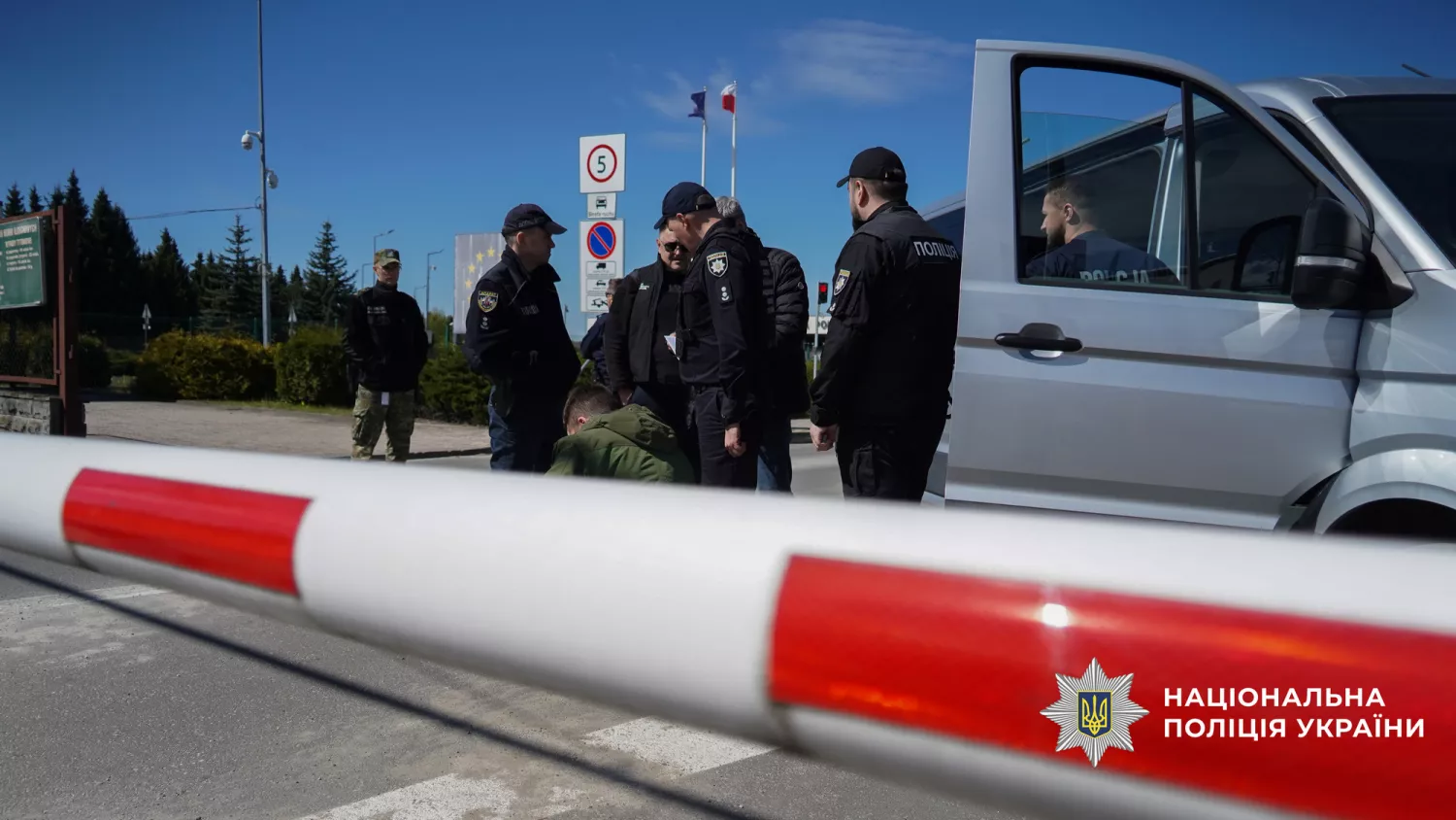 Передача організатора фейкового продажу авто, фото Національної поліції