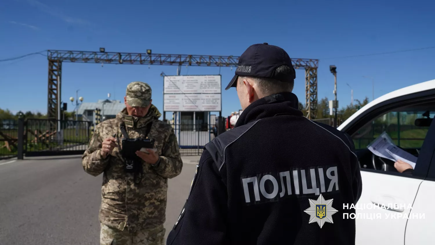Передача організатора фейкового продажу авто, фото Національної поліції