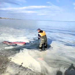 На поверхні води виявили маслянисті плями жовтого кольору. Фото:  Державна екологічна інспекція Південно-Західного округу