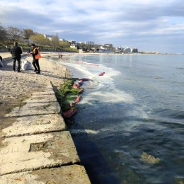На поверхні води виявили маслянисті плями жовтого кольору. Фото:  Державна екологічна інспекція Південно-Західного округу