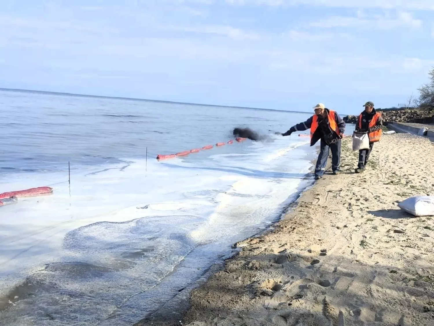 Після атаки росіян у Чорноморську витекла у море олія. Фото:  Державна екологічна інспекція Південно-Західного округу